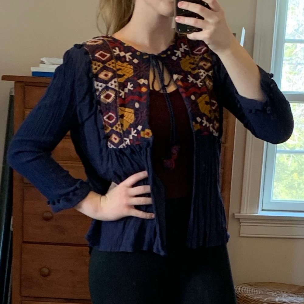 💕Embroidered Cape with PomPom Details Size M